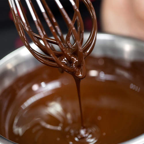 black and white abstract graphic design featuring three circles arranged in a triangular formation creating a modern minimalist effect